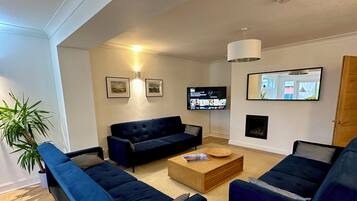 Smart TV, fireplace