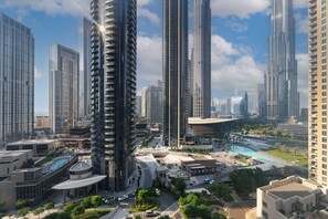 Un quartier urbain dense, caractérisé par une architecture moderne, avec de grands immeubles et une structure incurvée abritant une piscine.