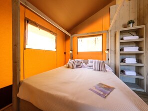 House | 2 bedrooms, individually furnished, bed sheets - Glamping Tent in Sant Salvador Near Beach (El Vendrell)