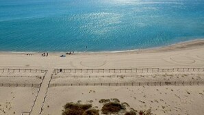 A beach with a sandy shore and a clear blue sea. - Mobile-home Camping Le Marisol - Torreilles-plage (Torreilles)