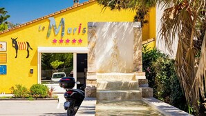 A yellow building with a sign reading "le Maris" and a statue in front. - Mobile-home Camping Le Marisol - Torreilles-plage (Torreilles)