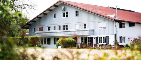 المنشأة من الخارج