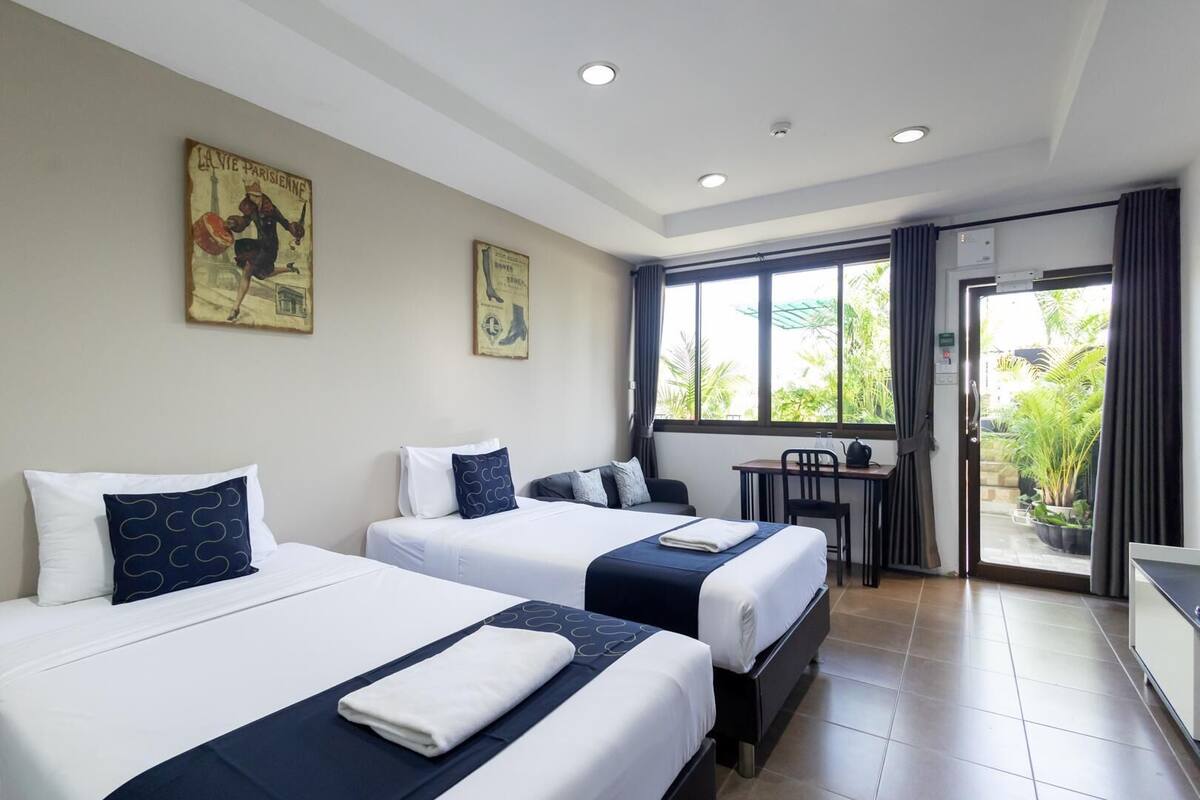 Superior Twin Room, City View (Elevator Available) | Living area | 43-inch Smart TV with satellite channels