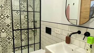 Douche, sĂšche-cheveux, serviettes fournies, savon