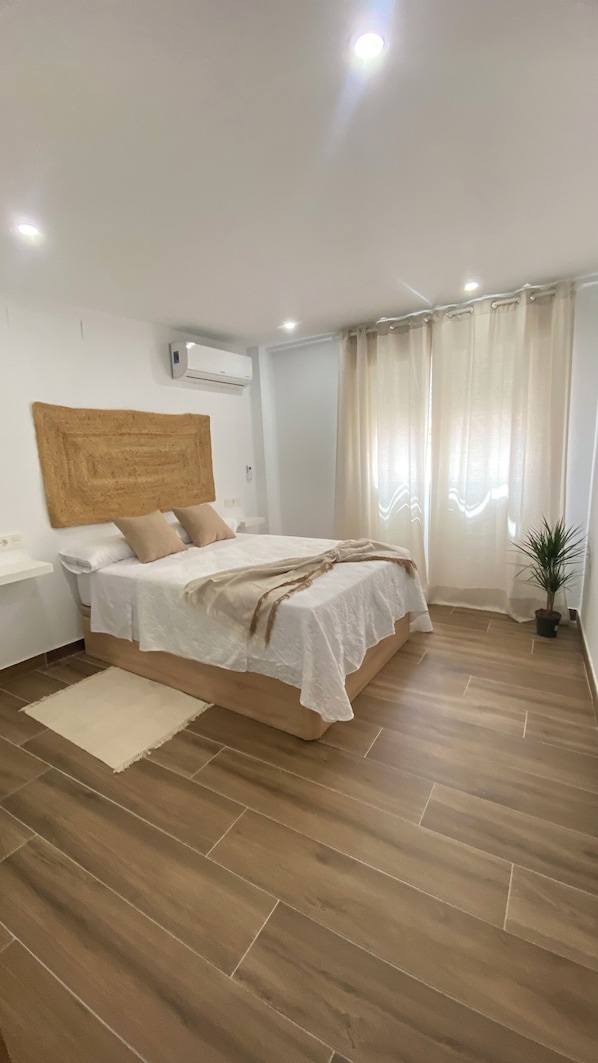 4 bedrooms, iron/ironing board, free WiFi, bed sheets
