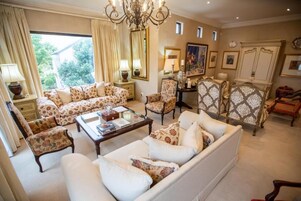 Televisión de pantalla plana de 30 cm con canales por satélite