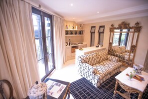 Romena Suite Double deluxe room | Desk, laptop workspace, blackout drapes, soundproofing