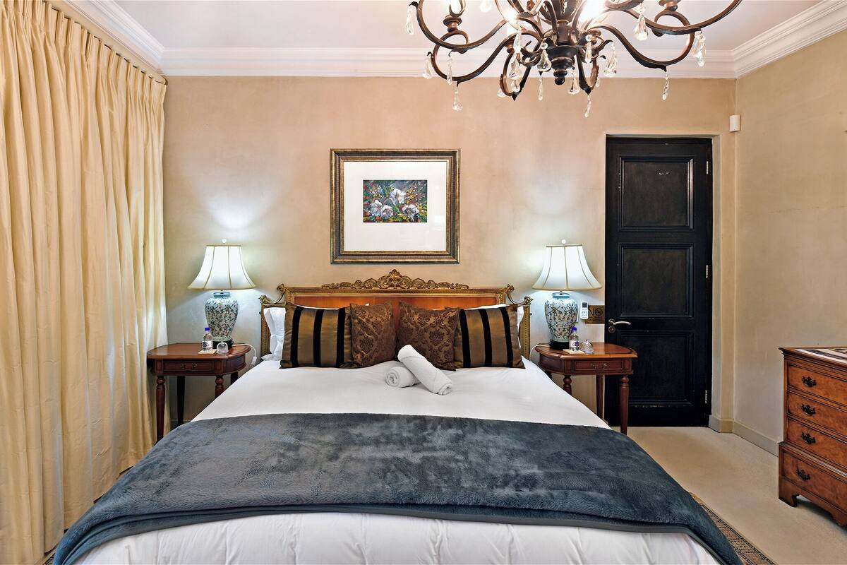 Romena Suite Double deluxe room | Desk, laptop workspace, blackout drapes, soundproofing