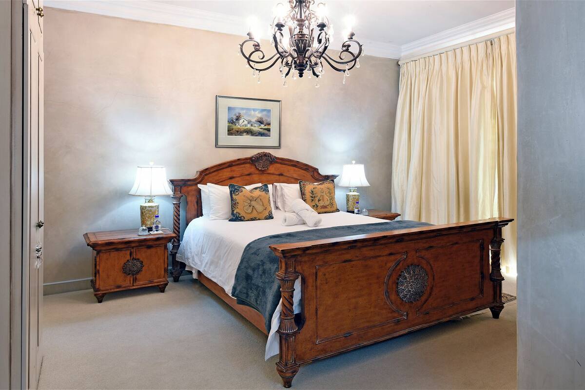 Amelie Suite Junior double deluxe | Desk, laptop workspace, blackout drapes, soundproofing