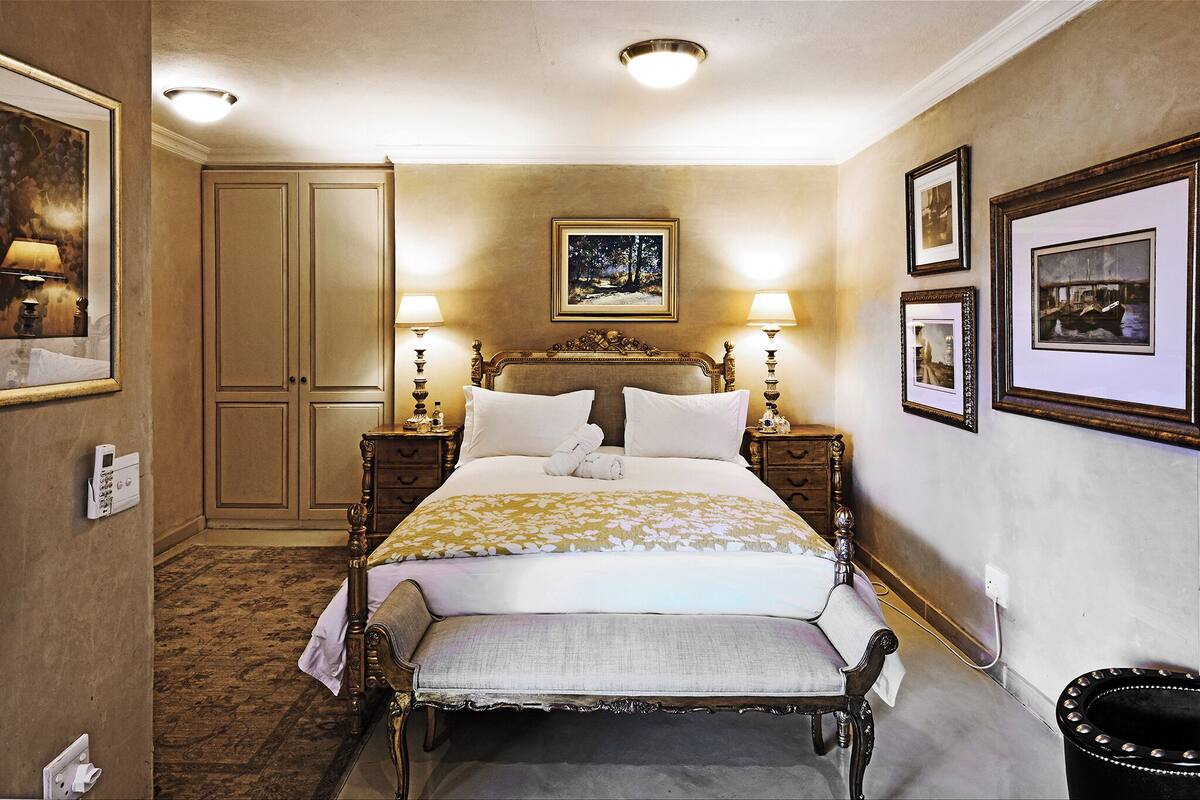 Ruaan suite Double deluxe room | Desk, laptop workspace, blackout drapes, soundproofing