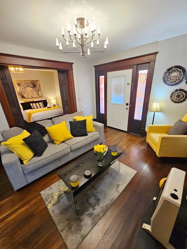 Smart-TV, peis og bøker