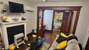 Smart TV, fireplace, books - Historic & Chic apartment by Arena, University, Hospital - Dog Friendly (Huntington)