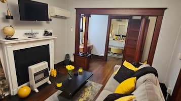 Smart-TV, Kamin, Bücher