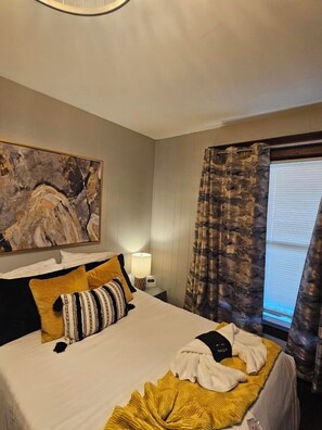 2 bedrooms, desk, iron/ironing board, WiFi - Historic & Chic apartment by Arena, University, Hospital - Dog Friendly (Huntington)
