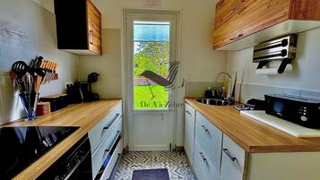 JÀÀkaappi, mikroaaltouuni, uuni, liesi