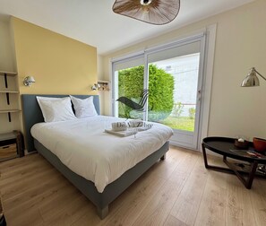 4 habitaciones, tabla de planchar con plancha y cuna de viaje 