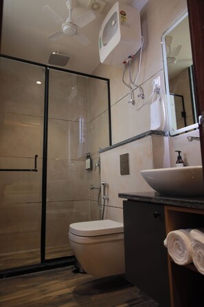 Habitación doble superior | Baño | Regadera, regadera tipo lluvia, amenidades de baño de diseñador 