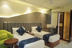 Habitación con 1 cama matrimonial o 2 individuales, balcón, vista a la ciudad | Ropa de cama de alta calidad, camas con efecto memoria y minibar 