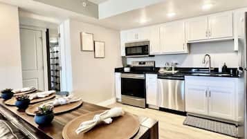 Een koelkast, een magnetron, een oven, een kookplaat