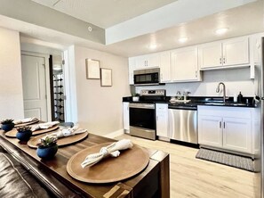 ثلاجة، ميكروويف، فرن، موقد طهي مسطح