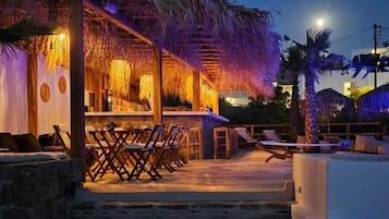 Bar en bord de piscine