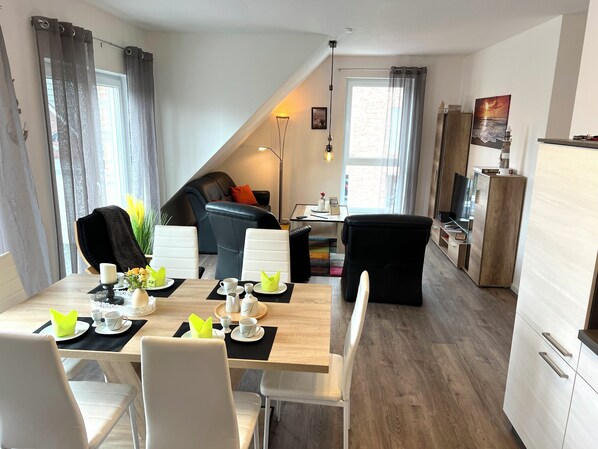 Dining - Vacation apartment "Nautilus" Papenburg roof terrace EBK new building 74 sqm Free Wifi 2 bedrooms (Papenburg)