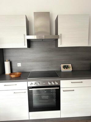 Fridge, microwave, oven, stovetop - Vacation apartment "Nautilus" Papenburg roof terrace EBK new building 74 sqm Free Wifi 2 bedrooms (Papenburg)