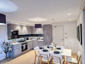 Fridge, oven, stovetop, dishwasher