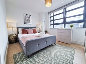 3 bedrooms, desk, iron/ironing board, travel crib