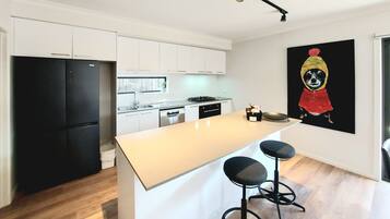 Frigorífico, microondas, horno y placa de cocina