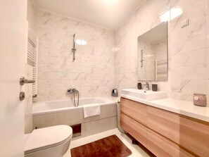 Douche, articles de toilette gratuits, sèche-cheveux
