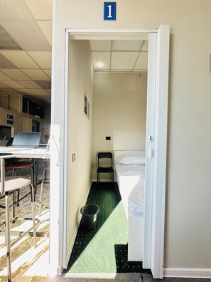 Comfort eenpersoonskamer, uitzicht op de stad | Kamervoorziening