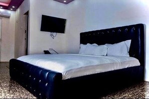 Matelas mémoire de forme, coffres-forts dans les chambres, bureau