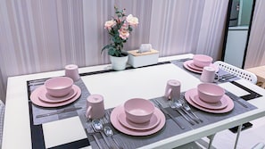 Apartamento familiar, 2 habitaciones, vistas a la ciudad | Servicio de comidas en la habitación