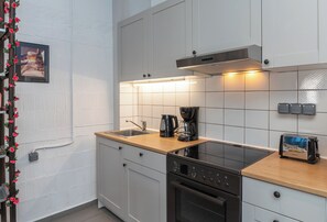 Réfrigérateur, four, plaque de cuisson, cafetière/bouilloire