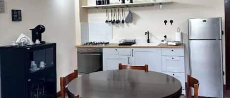 Horno, placa de cocina, molino de café, utensilios de cocina