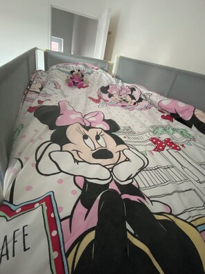 2 bedrooms, iron/ironing board, travel cot, free WiFi - House with 3 rooms situated 10 mins from Disneyland Paris & Chessy train station (Montry)