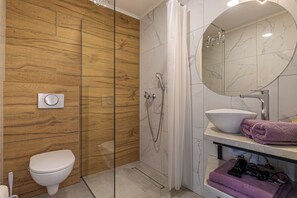 Studio Keluarga (Studio Natura Kolpa) | Kamar mandi | Shower, pengering rambut, handuk, dan sabun