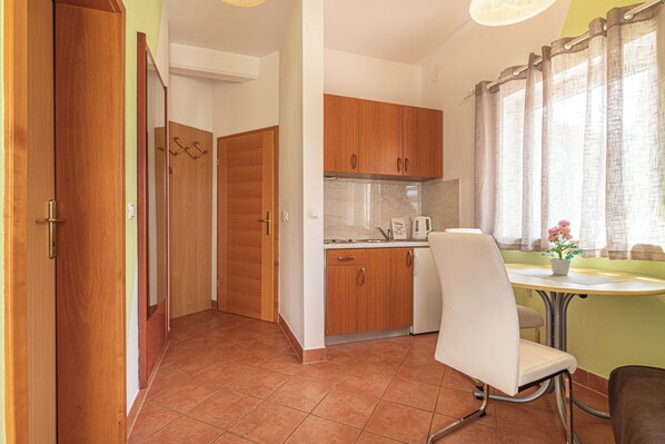 Apartemen Keluarga, beberapa kamar (Natura Kolpa Orange Apartment) | Dapur pribadi | Lemari es, oven, kompor, dan mesin pencuci piring