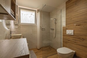 Apartemen Keluarga, beberapa kamar (Natura Kolpa Family Apartment) | Kamar mandi | Shower, pengering rambut, handuk, dan sabun