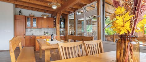 Departamento familiar, varias habitaciones (Natura Kolpa Family Apartment) | Restaurante al aire libre