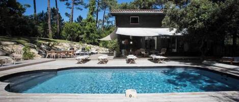 Utendørsbasseng og et oppvarmet basseng