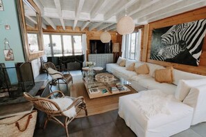 Smart-TV, Kamin, Videospiele, Tischfußball