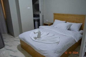 Combined shower/bathtub, free toiletries, towels, soap - Pyramids Terrace Hostel (Giza)