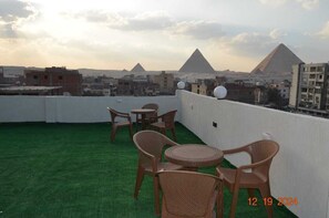 Terrace/patio - Pyramids Terrace Hostel (Giza)