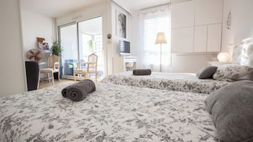 2 slaapkamers, een bureau, een strijkplank/strijkijzer, reisbedje