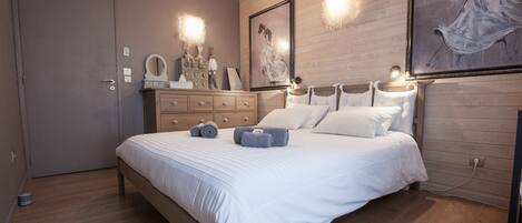 2 makuuhuonetta, työpöytä, silitysrauta/-lauta, vauvan matkasänky