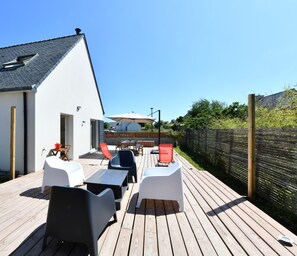 Outdoor dining - 5-bedroom house 900 m from Les Govelins beach and 500 m from the village (Saint-Gildas-de-Rhuys)