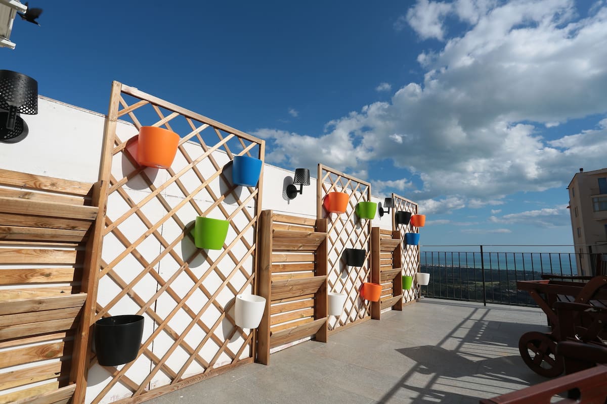Chambre, plusieurs lits, vue mer | Terrasse/Patio