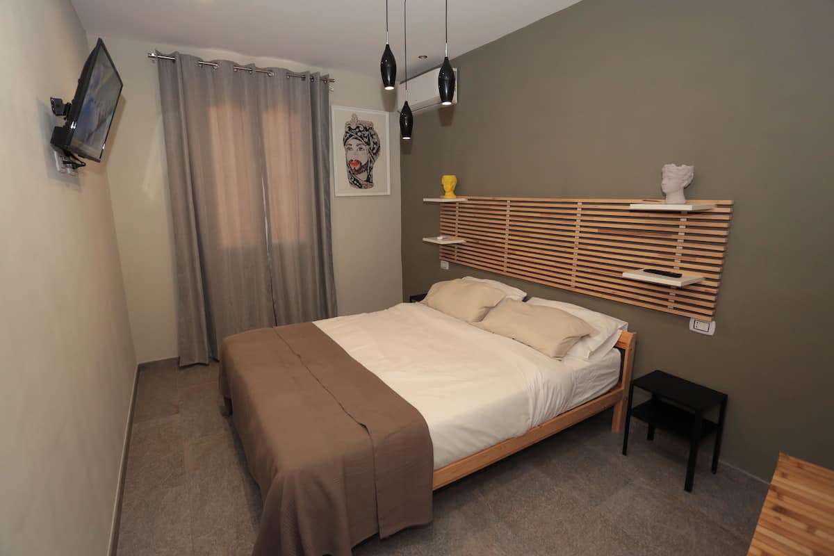 Chambre, coin cuisine, vue partielle sur la mer